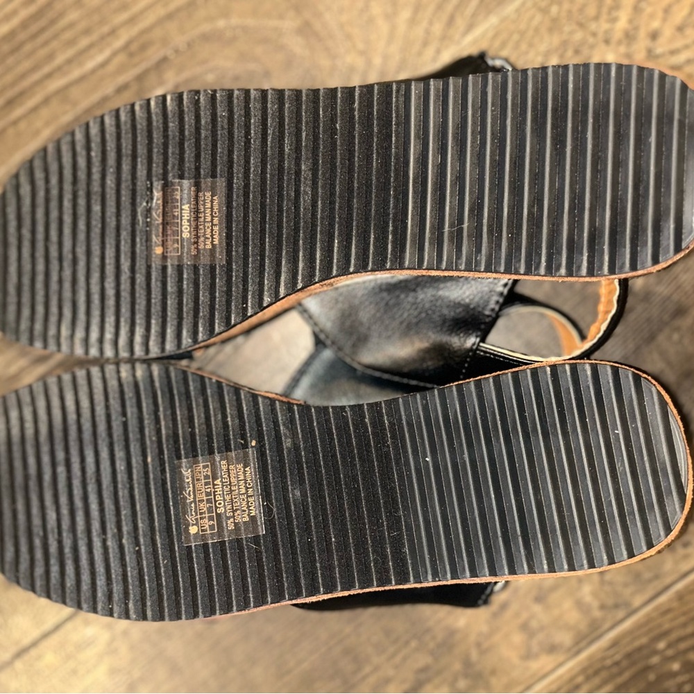 Gloria Vanderbilt Black Two-Band Sandals with Tan Insole - Picture 2 of 2
